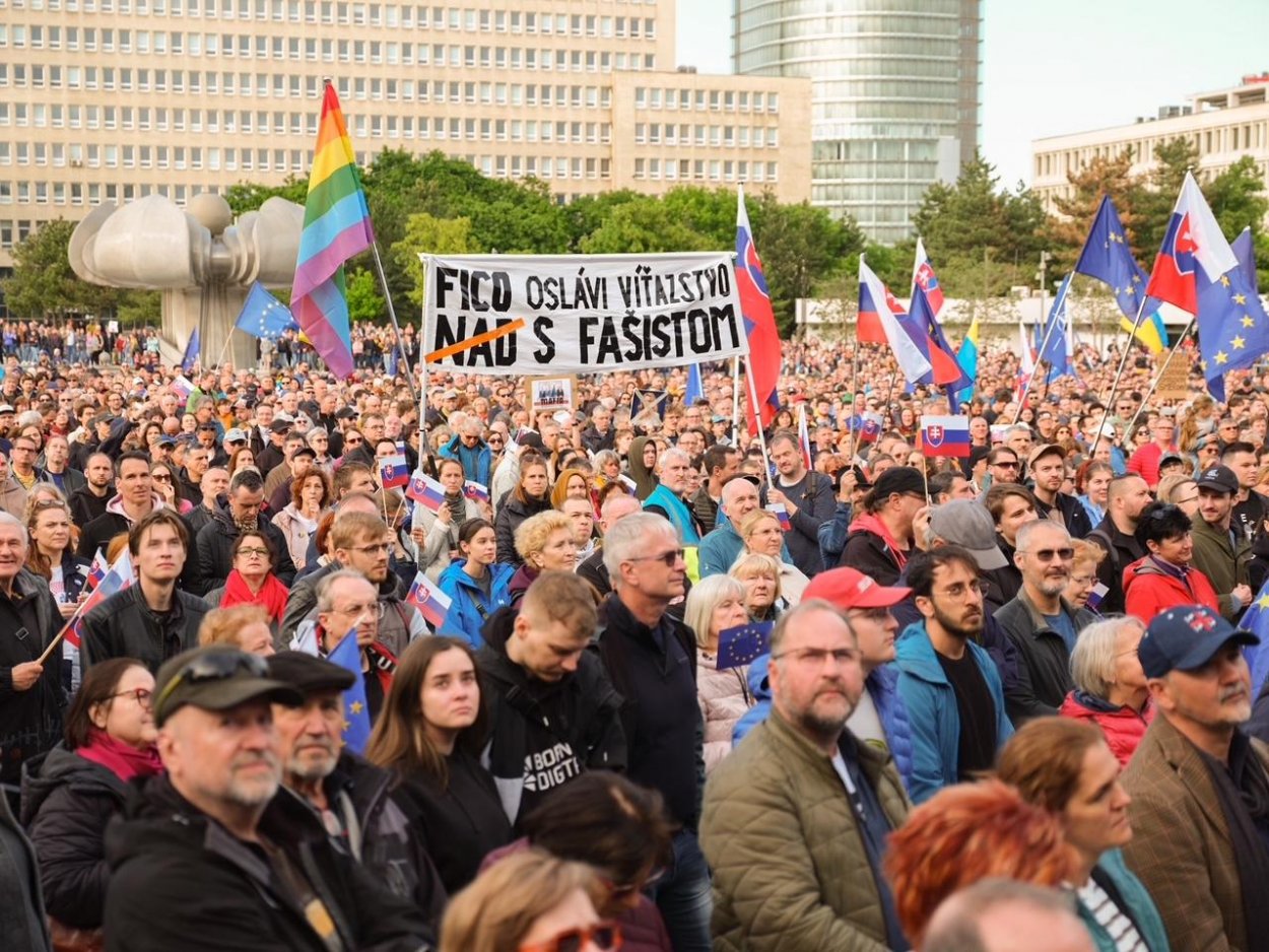 Fico v Moskve, v Bratislave ľudia naďalej protestujú