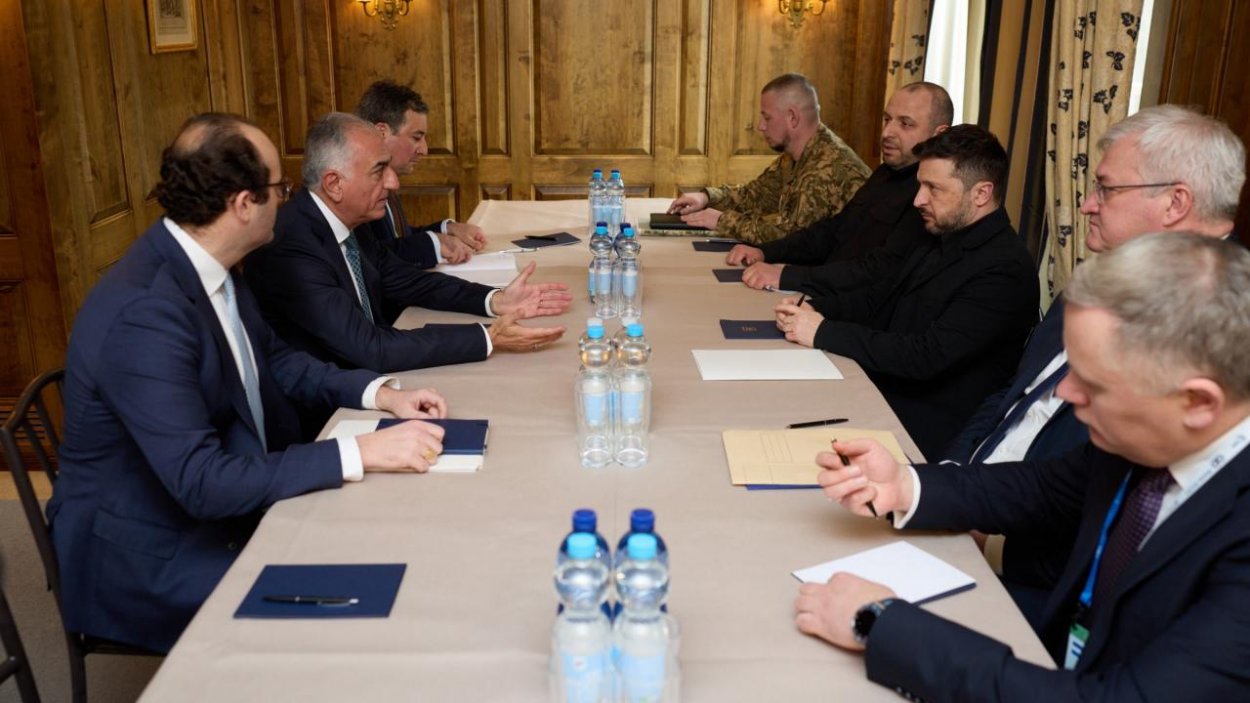 Udalosť dňa: Macron na konferencii v Mníchove vyzval na nastavenie pravidiel spolužitia s Ruskom