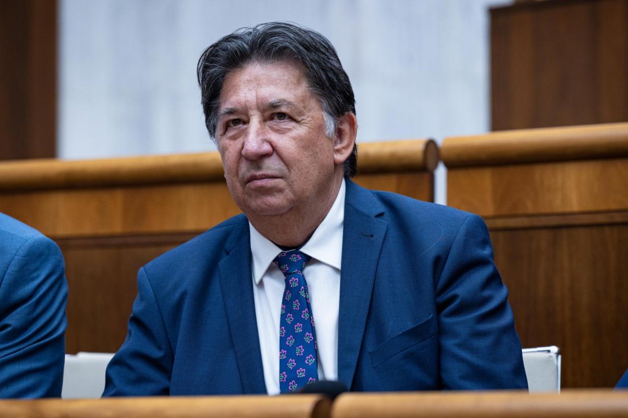 Budaj ostáva vo funkcii šéfa envirorezortu, plénum ho neodvolalo