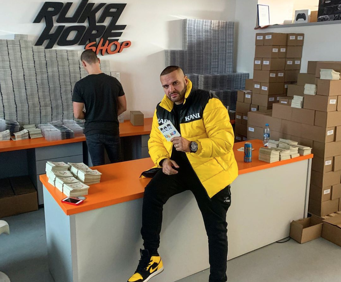 RešeršWebu: Rytmus rapuje o Pod lampou a Fico čelí výsmechu