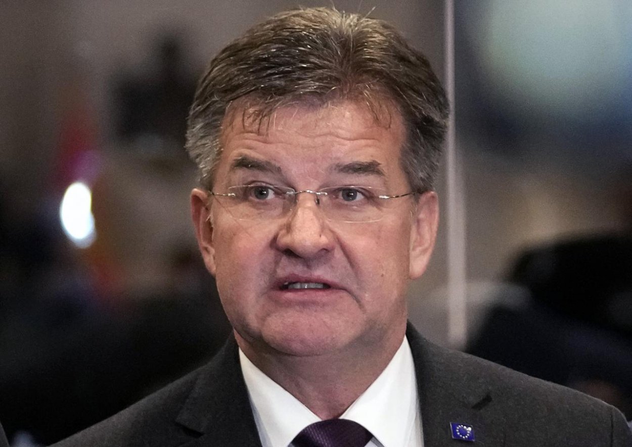 SNS vyzýva premiéra, aby ukončil spoluprácu s M. Lajčákom