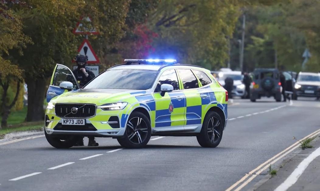 Pri americkej leteckej základni v Británii evakuovali domy, polícia zatkla viacerých mužov