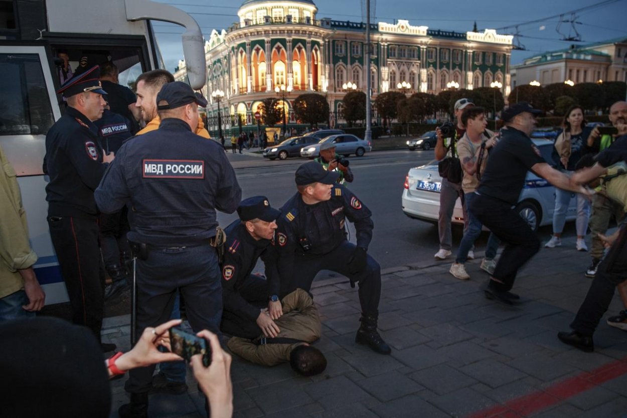 Na protestných zhromaždeniach v Rusku zatkli viac ako 1300 ľudí