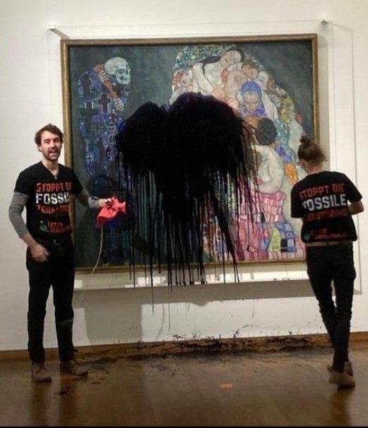 Klimatickí aktivisti vo Viedni poliali čiernou tekutinou obraz Gustava Klimta