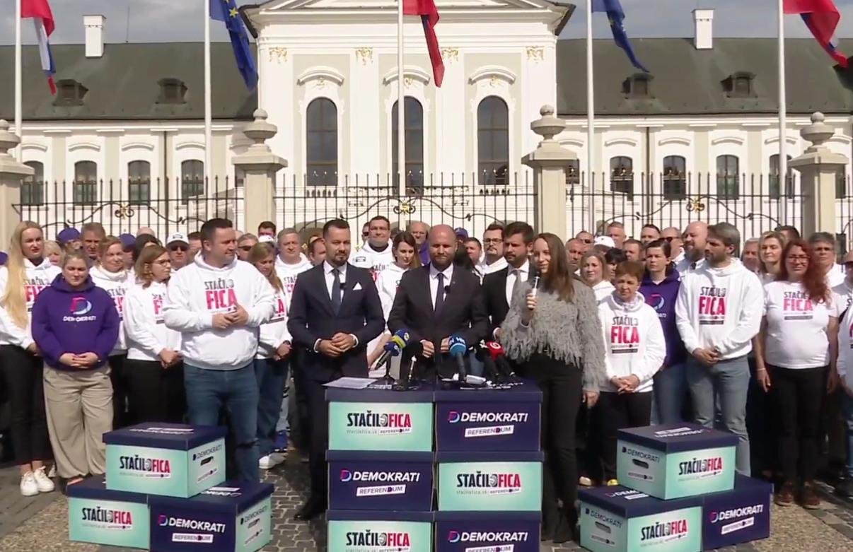 Demokrati žiadajú odchod Fica, Pellegrinimu odovzdávajú podpisy na vyhlásenie referenda