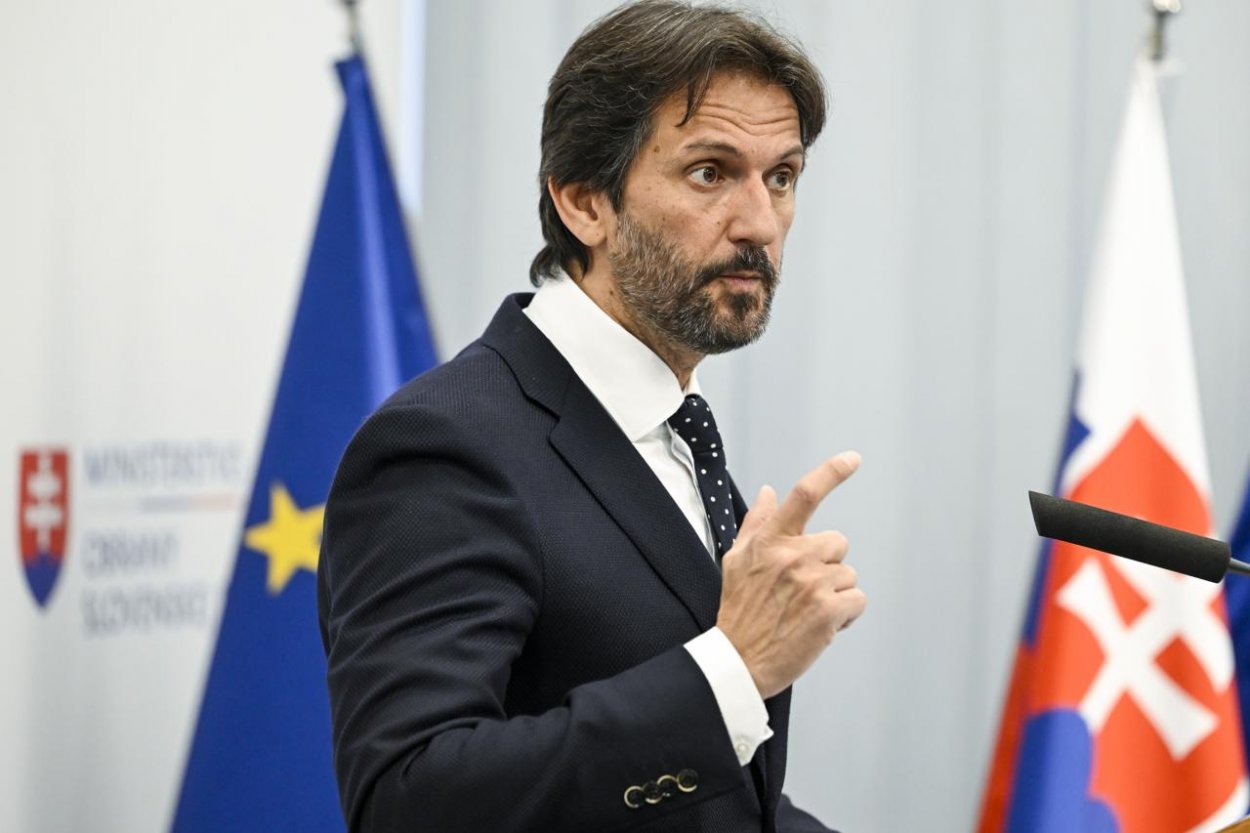 SNS nesúhlasí s vyslaním vojakov na Ukrajinu, kritizuje zámer rezortu obrany