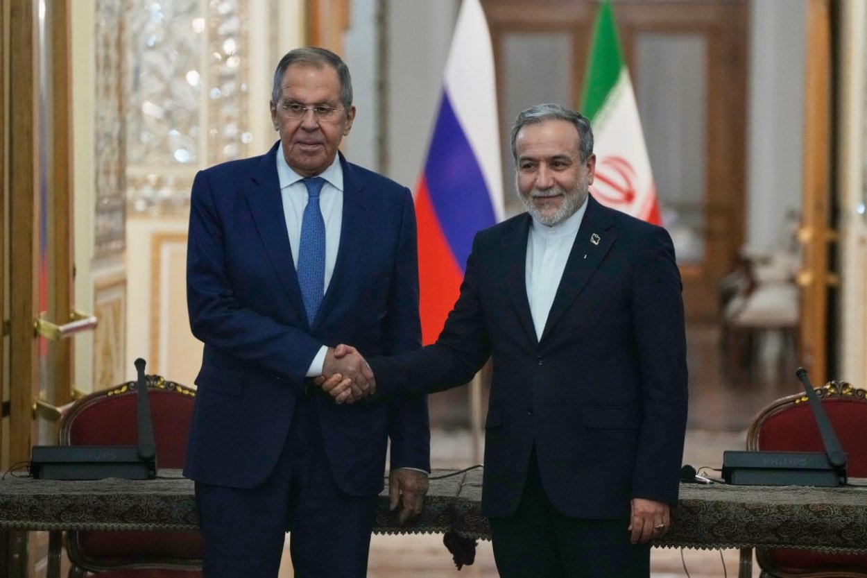 Irán a Rusko nikdy nespolupracovali tak úzko ako v súčasnosti, uviedol Arákčí