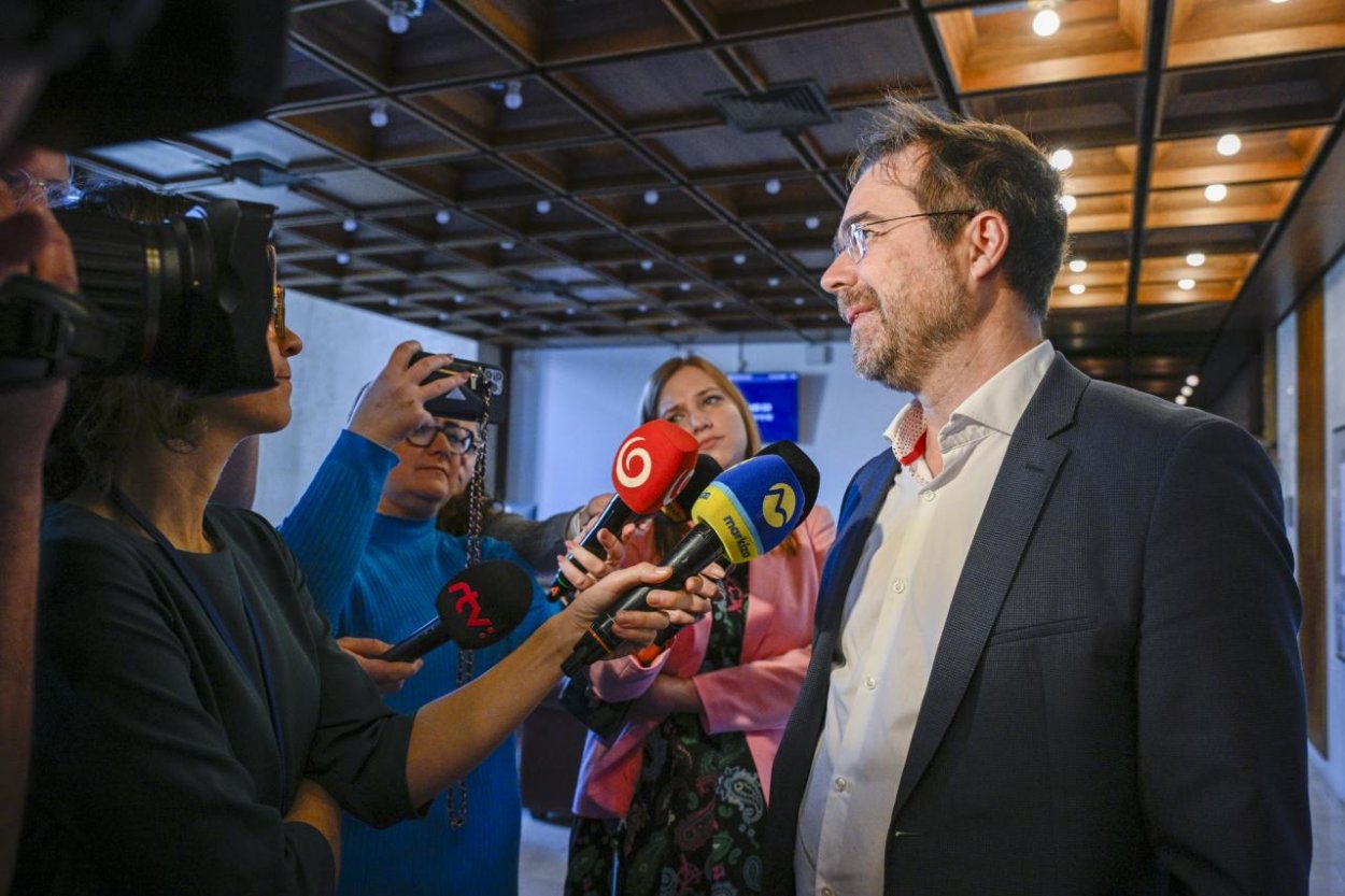 Opozičné strany vyzývajú ministra Šaška, aby stiahol novú vyhlášku k liekovej politike