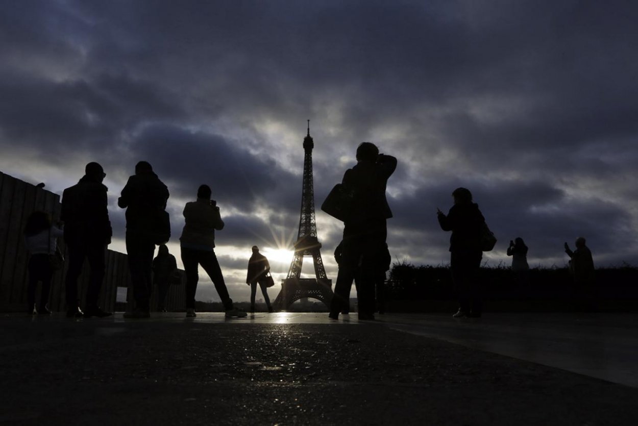 Paríž musí aj naďalej viesť normálny život