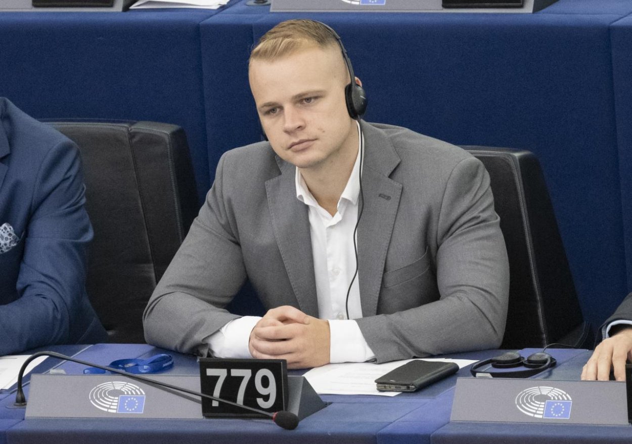 Podobné prejavy, gestá aj rétorika. Zdechovský prirovnal slovenského europoslanca k Hitlerovi