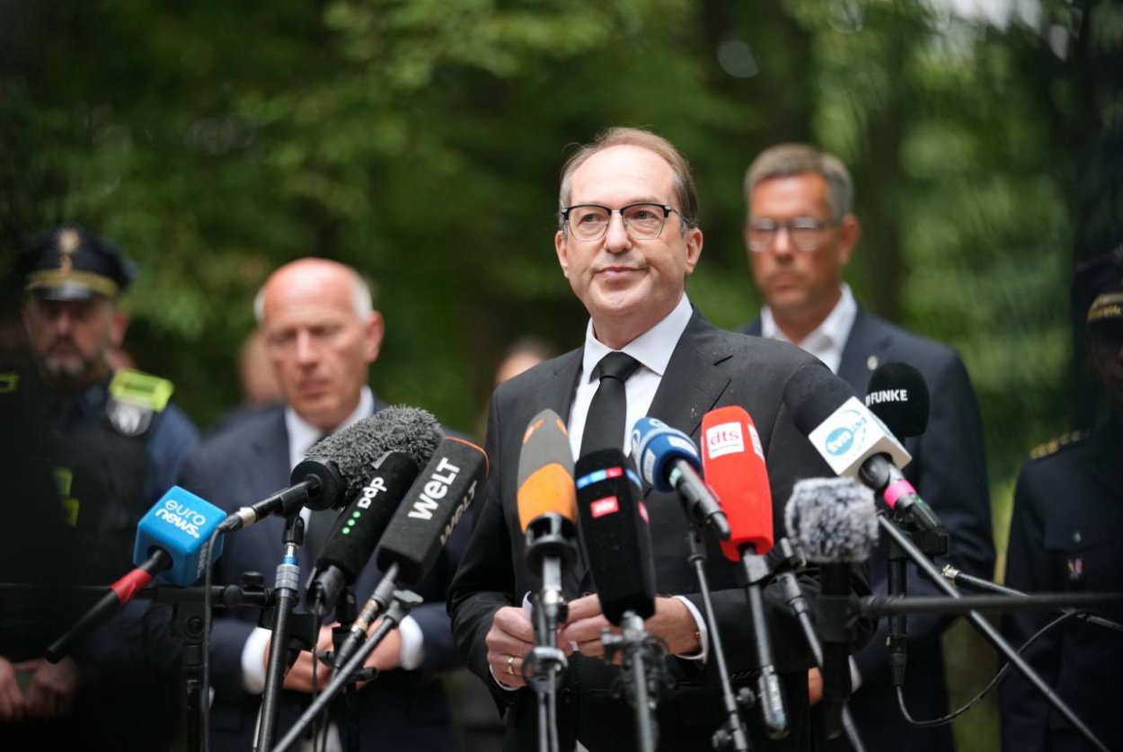Nemecko čelí každý deň útokom v hybridnej vojne, vyhlásil minister vnútra Dobrindt