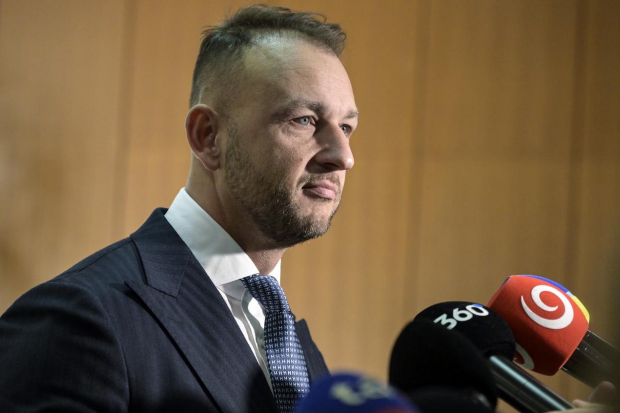Šutaj Eštok dočasne pozbavil štátnej služby policajta Pavla Ďurku – čo to znamená podľa Martina Mojžiša