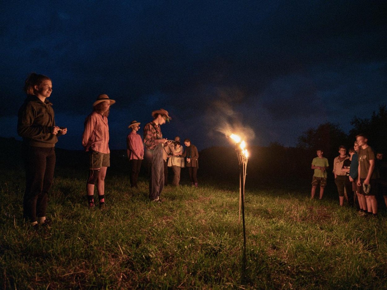 Nepredávajú keksíky ako vo filmoch a nevypília polovicu hory. Kto sú slovenskí skauti