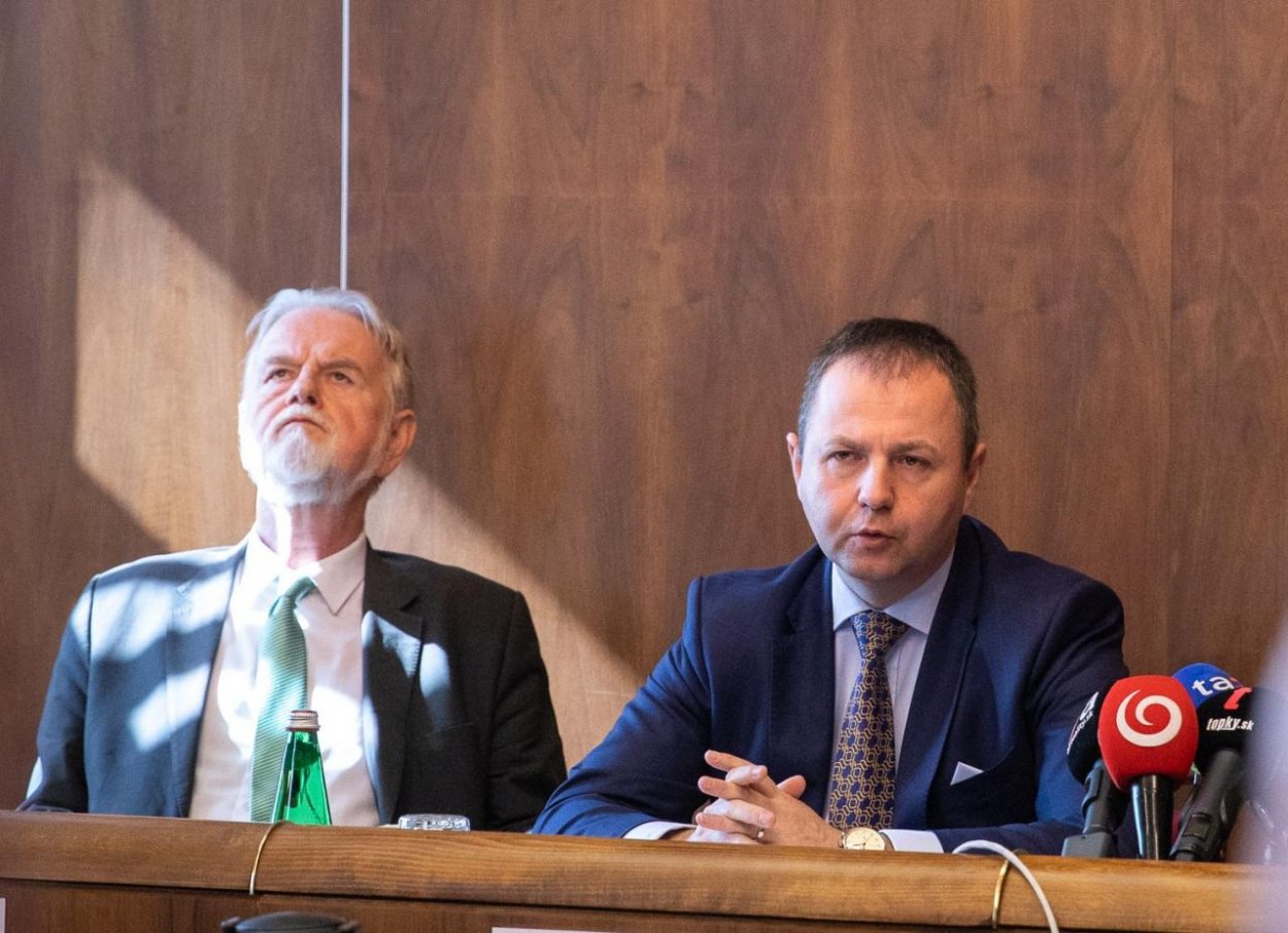 Demokrati tvrdia, že poslanec Smeru Marián Kéry fyzicky napadol mladého člena strany