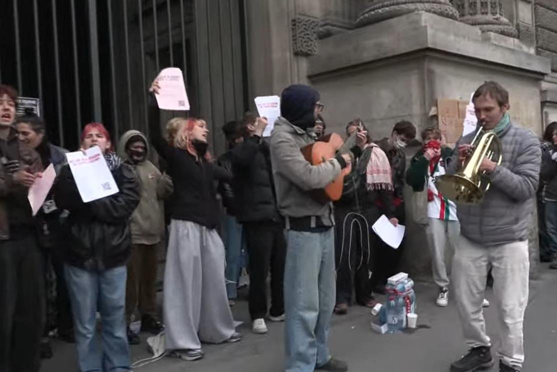Študenti v Paríži zablokovali vstupy do múzea Louvre