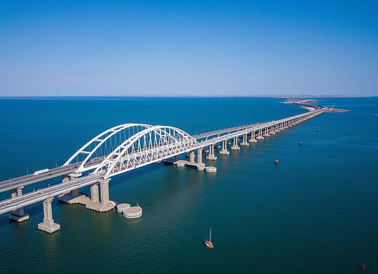 Ukrajina ONLINE: Cez Krymský most prúdi do Ruska rekordný počet vozidiel​