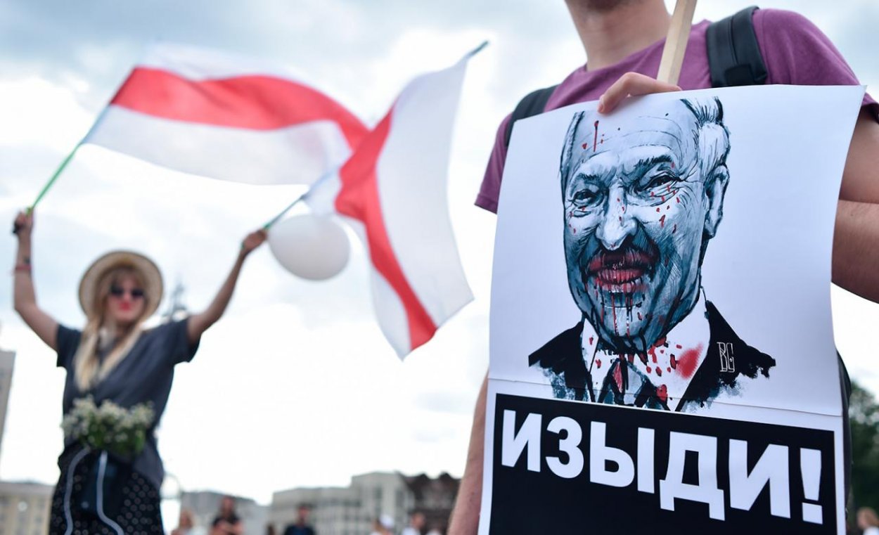Lukašenkov svet sa rúca pred očami. Ako padá posledná diktatúra
