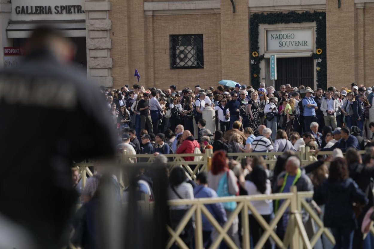 S pápežom Františkom sa prišlo do baziliky sv. Petra rozlúčiť vyše 128.000 ľudí