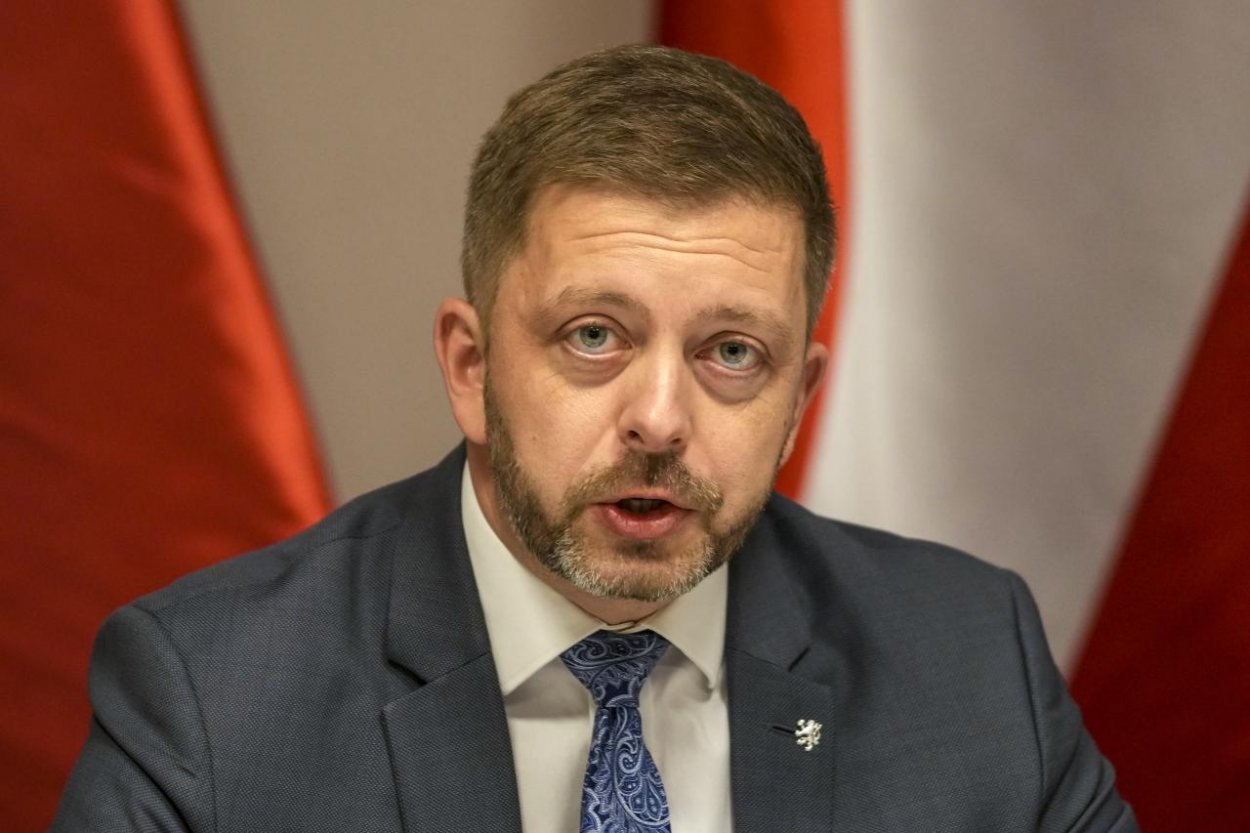 Česko pred hlasovaním čelí veľkému hybridnému útoku Ruska, vyhlásil Rakušan