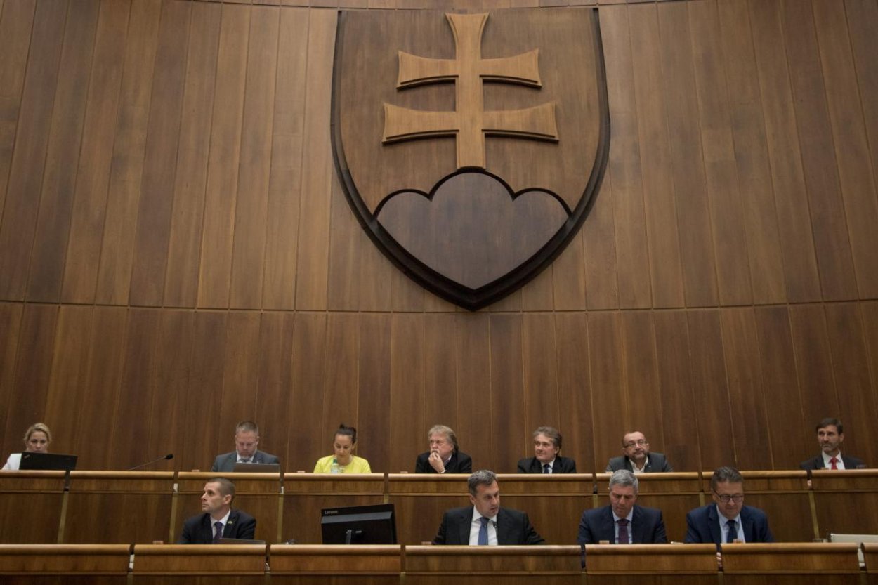 V parlamente prešiel návrh, podľa ktorého sa moratórium predĺži na 50 dní