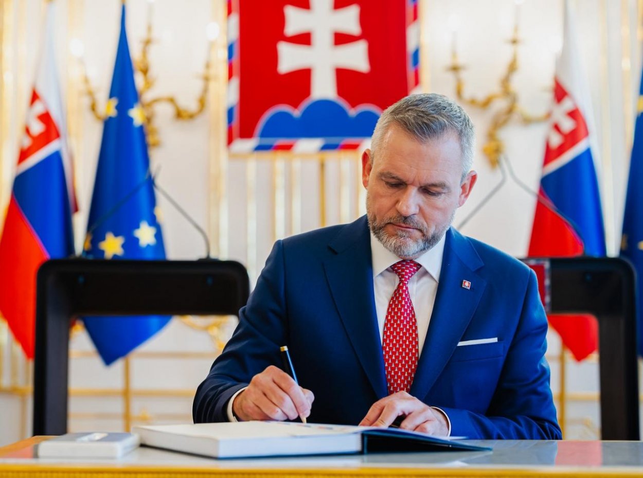 Pellegrini vráti parlamentu dva zákony, odmietol ich pre nesúvisiace prílepky