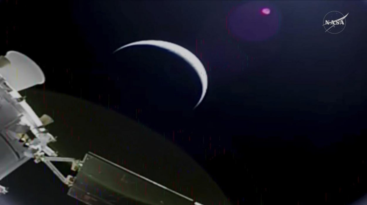 Loď Orion sa zážihom motorov vymanila z obežnej dráhy Zeme, mieri k Mesiacu