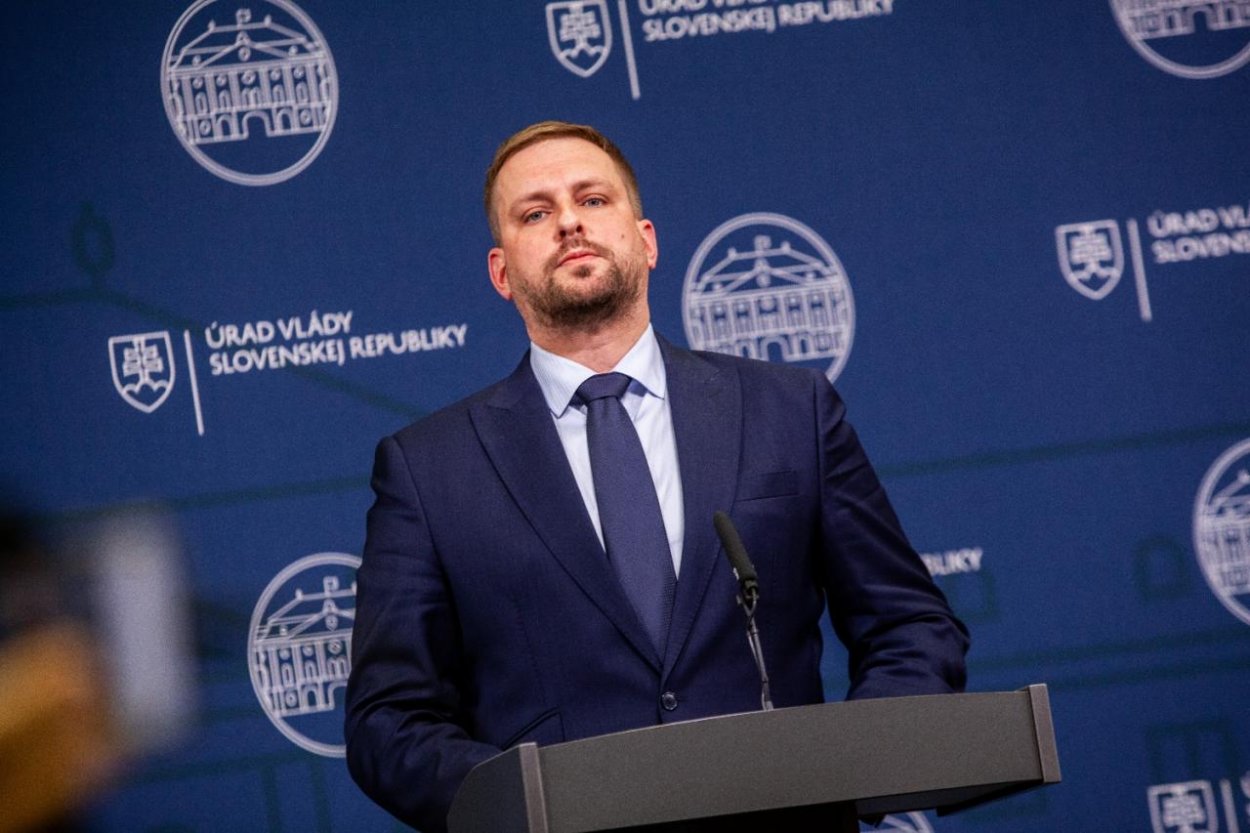 Opozícia podáva návrh na vyslovenie nedôvery ministrovi zdravotníctva