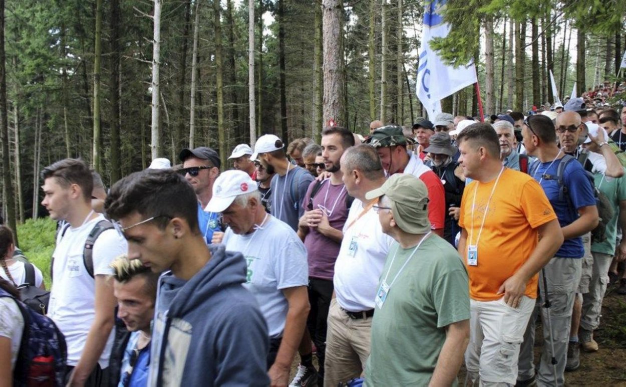 Tisícky ľudí pochodujú bosnianskym lesom. Pripomínajú si Srebrenicu