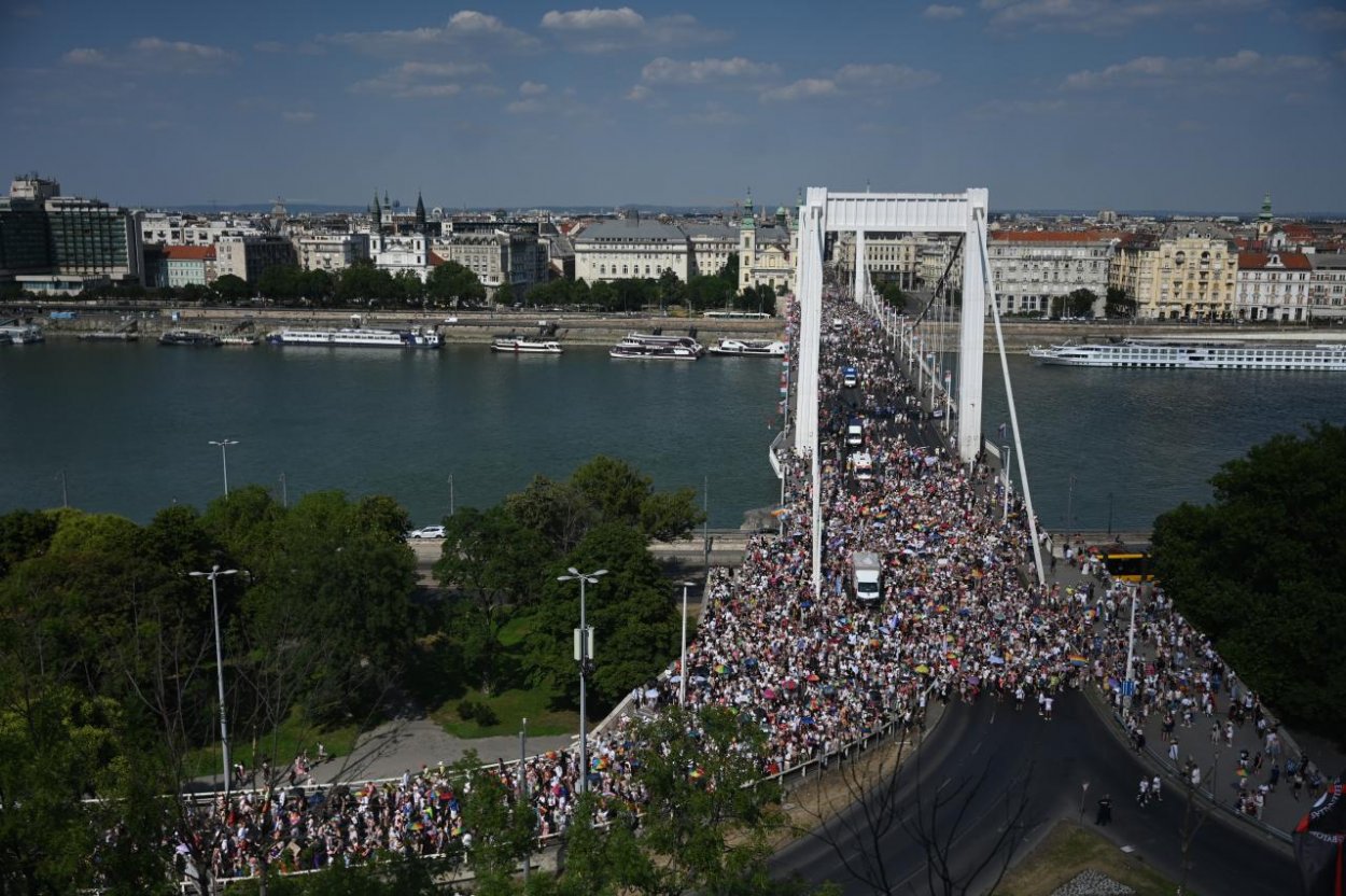 Tisíce Maďarov sa zúčastnili na budapeštianskom Pride, prvom od porážky Orbána