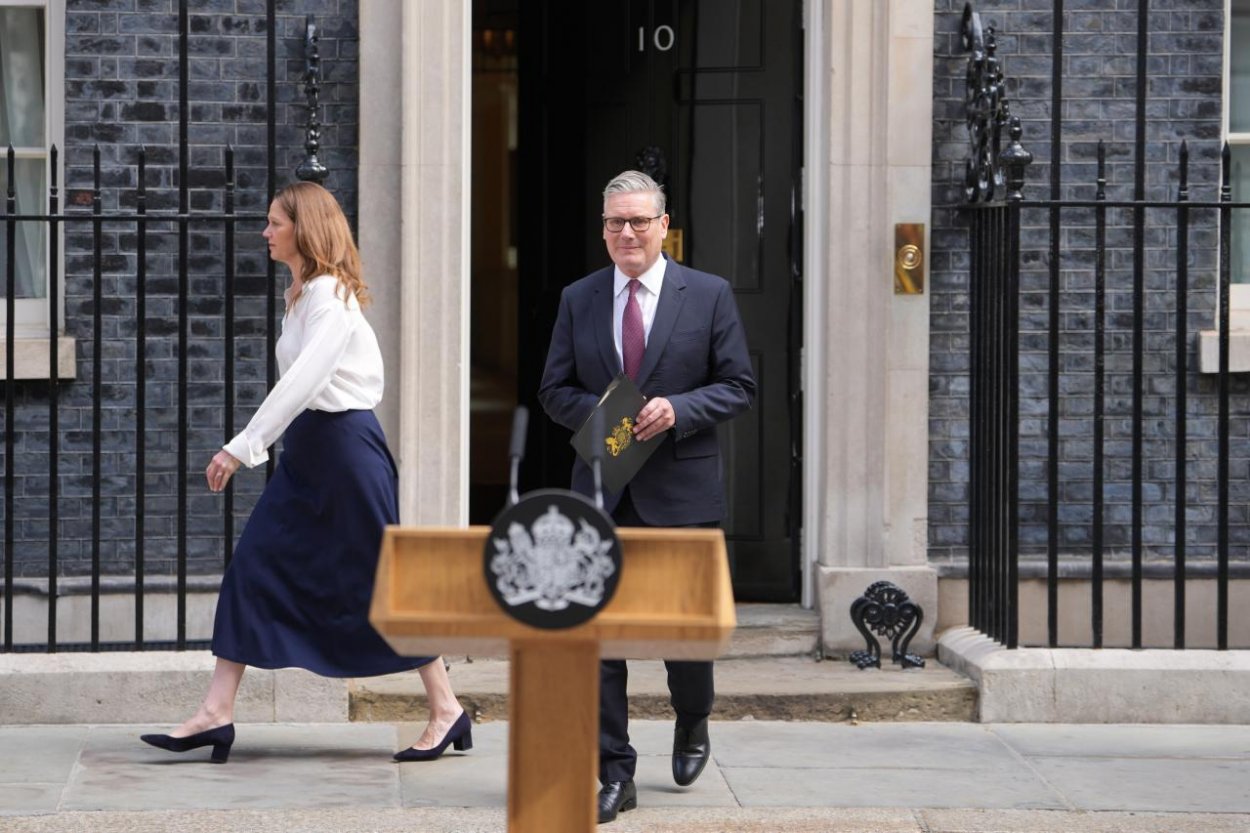 Britský premiér Keir Starmer oznámil, že odstúpi z funkcie – čo to znamená podľa Martina Mojžiša