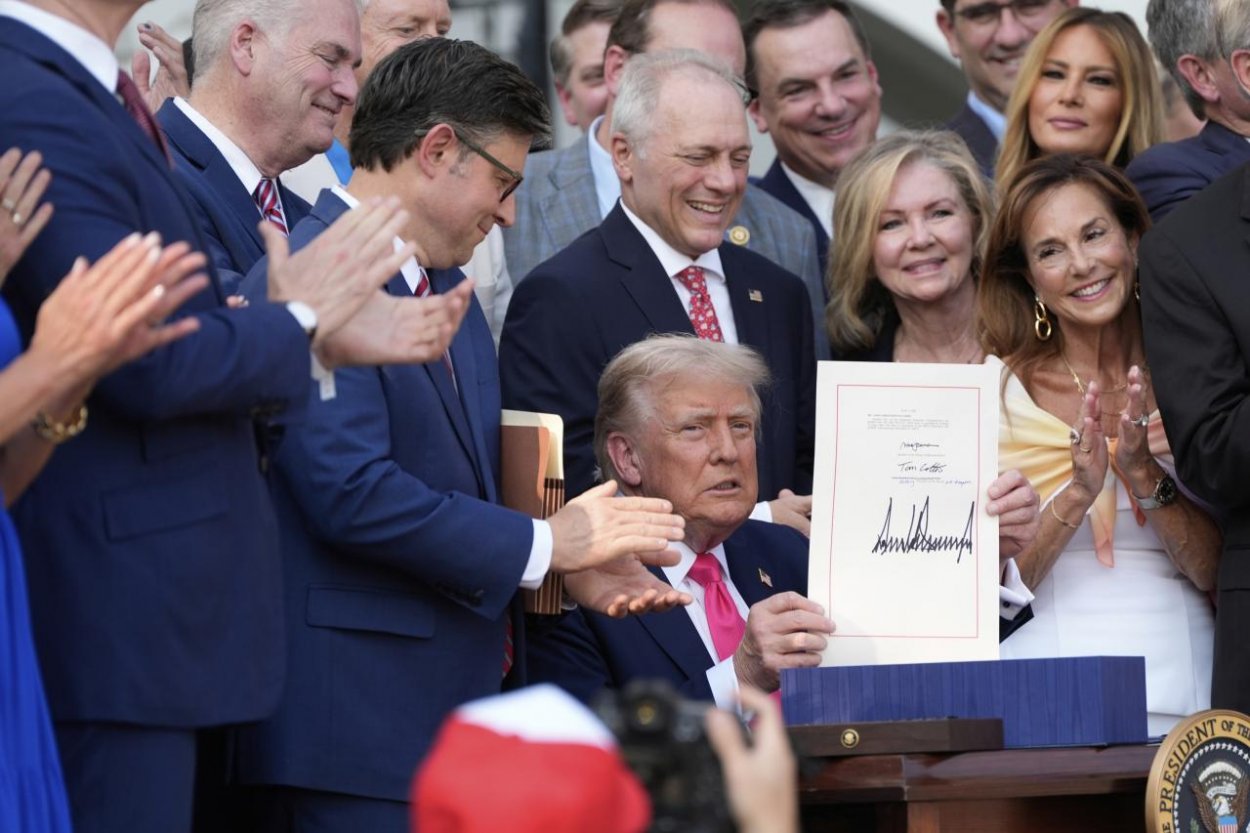 Trump podpísal zákon o daňových škrtoch