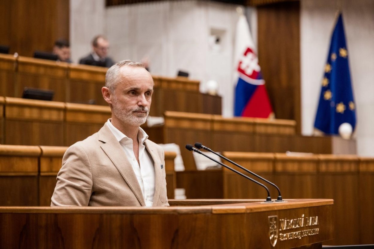 Nemecké médiá spájajú útok v Prešove s jednotkou ruskej vojenskej rozviedky GRU a Fico mlčí, tvrdí Valášek z PS