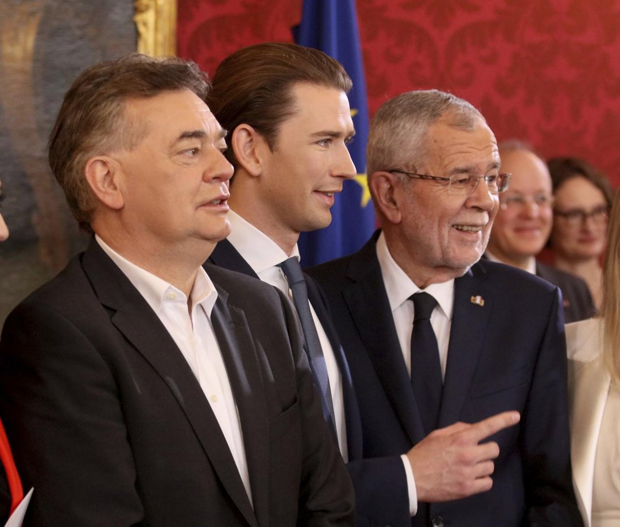 Rakúsko má novú vládu. Konzervatívci budú vládnuť so Zelenými