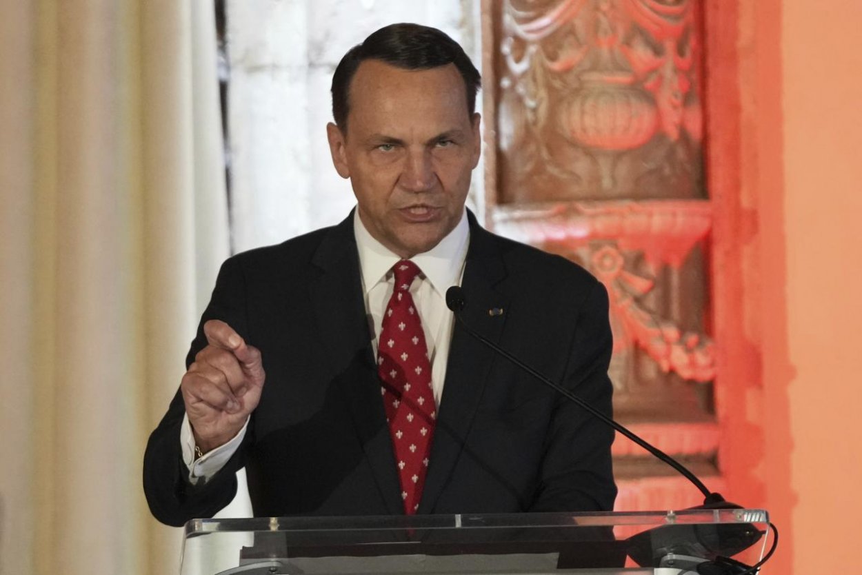 Sikorski obvinil predstaviteľov Ruska zo šírenia lží o dronoch v Poľsku