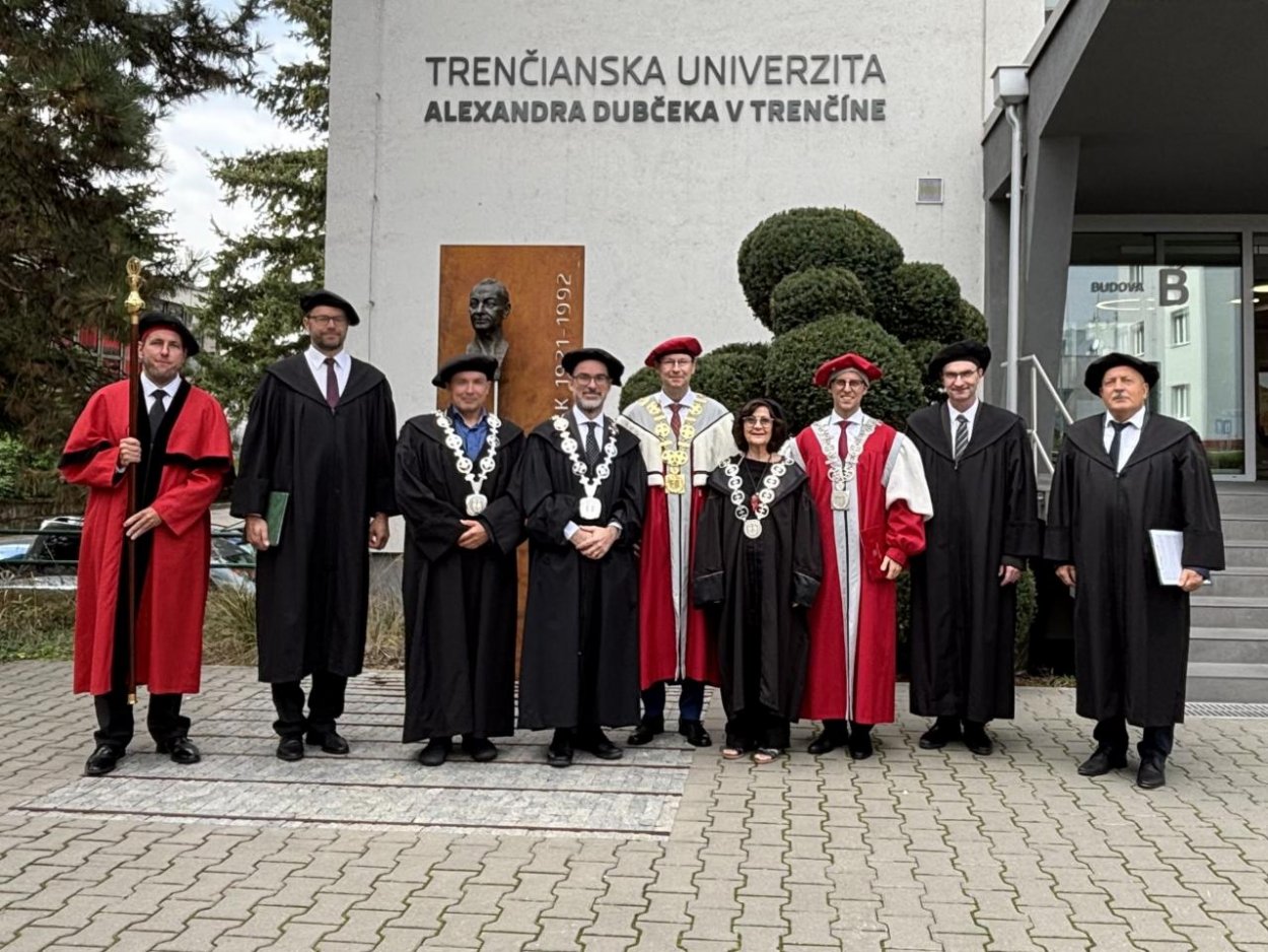 Na Trenčianskej univerzite udelili titul doctor honoris causa dvom významným vedcom