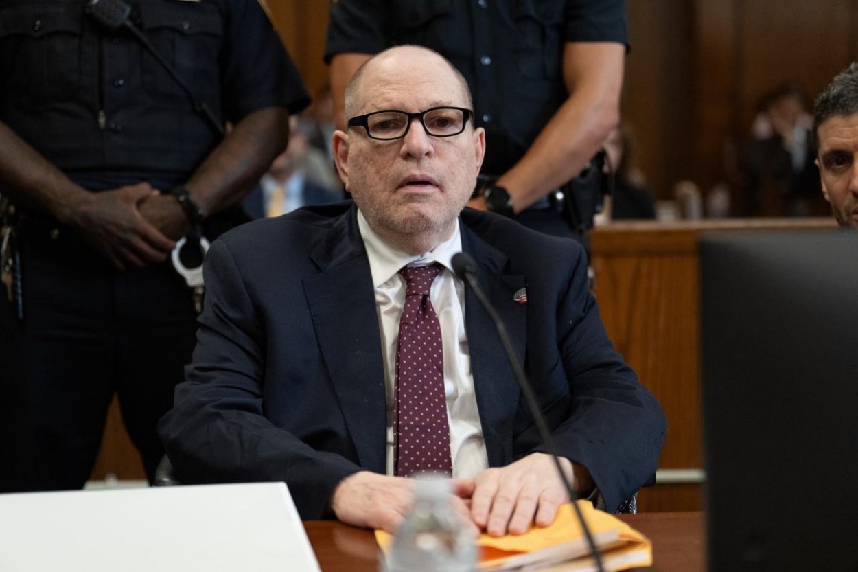 Súd rozhodol o treste pre Harveyho Weinsteina. Vo väzení strávi 15 rokov