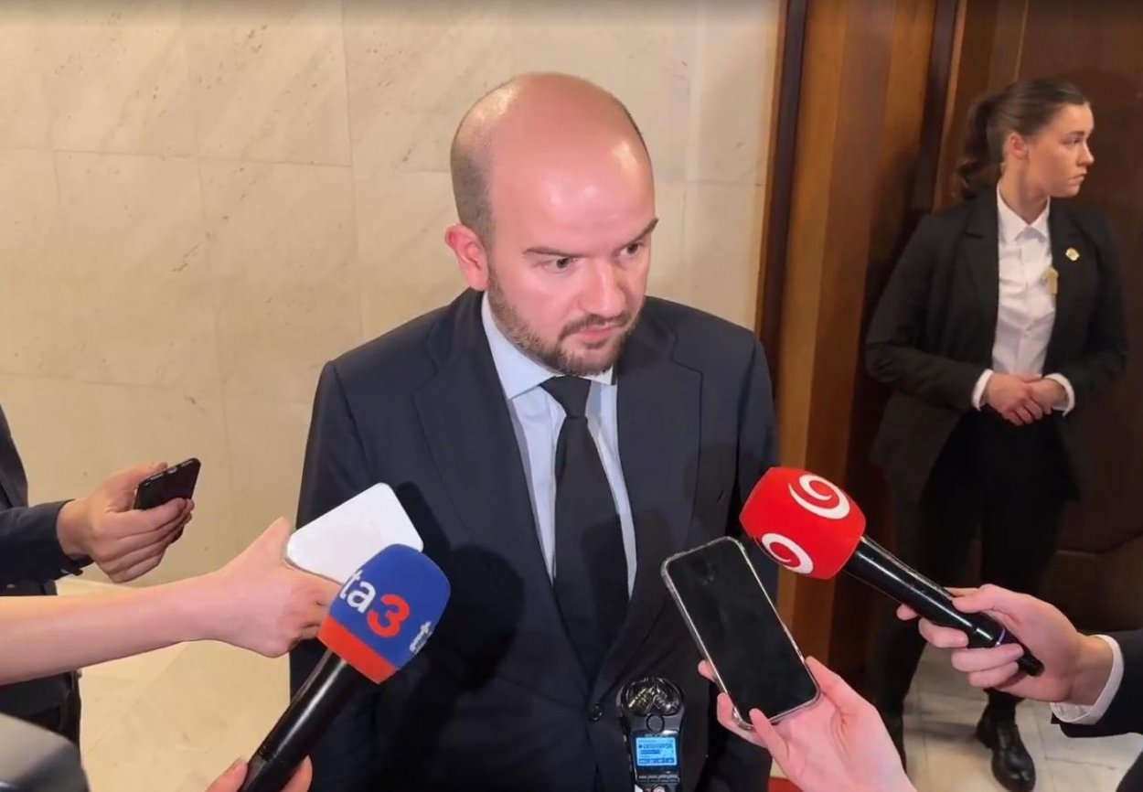 Dubéci: Toto je noc mafiánskeho prevratu, tu sa robia zákony pre mafiánov, korupčníkov a ľudí, ktorí rozkrádajú túto krajinu