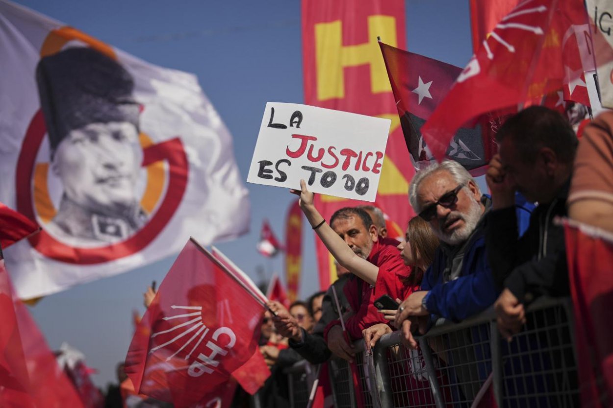 V Istanbule sa konal hromadný protest proti zadržaniu primátora Imamogla