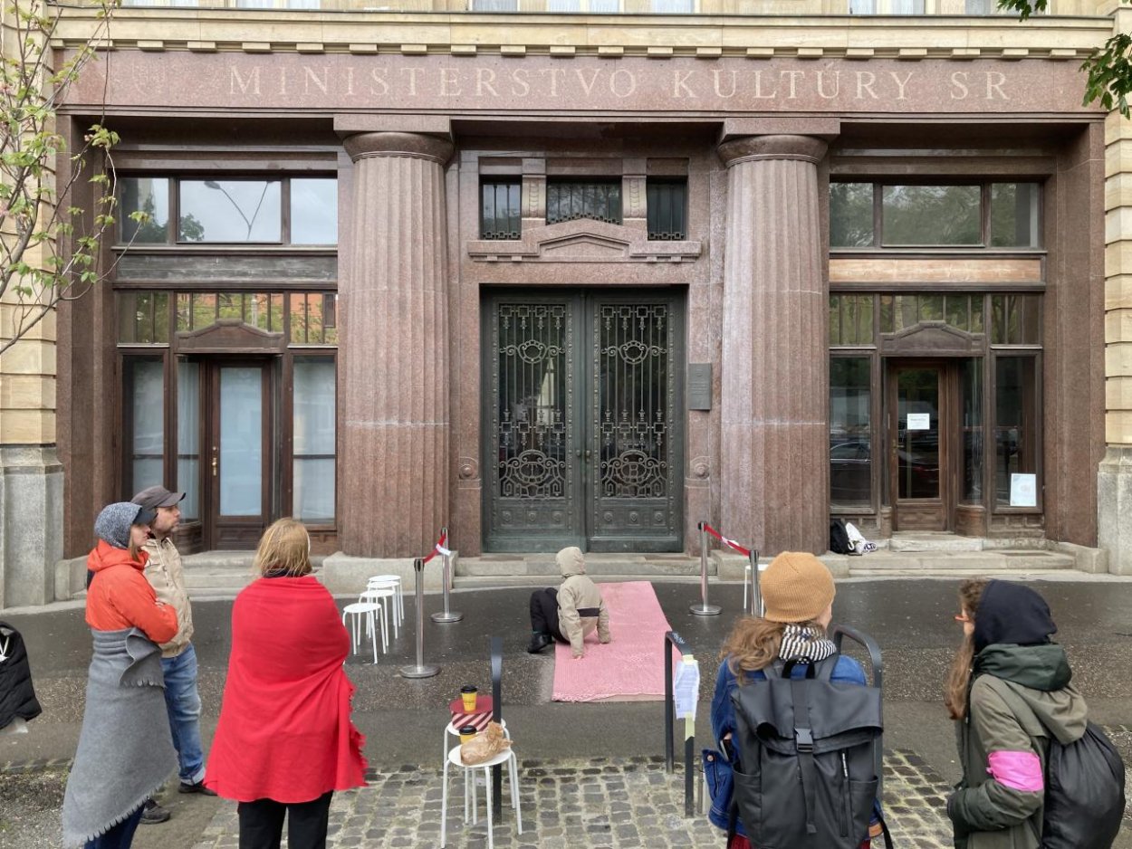 Polícia prikázala protestujúcim umelcom odstrániť spred ministerstva všetky artefakty, tí za tým vidia SNS