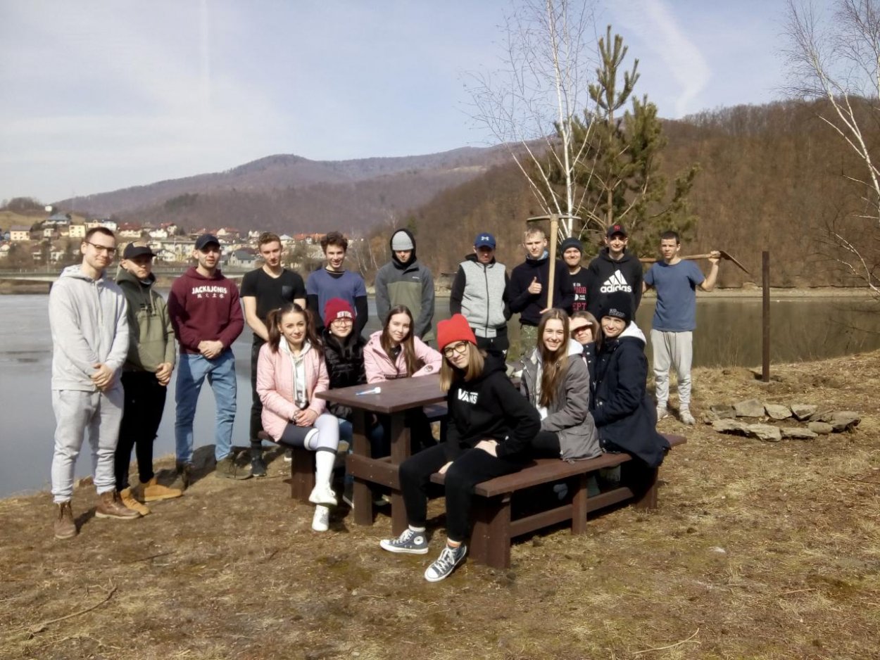 Občianske združenie Ružínska priehrada sa vydalo na cestu upcyklácie. Z plastového odpadu vytvárajú oddychové zóny