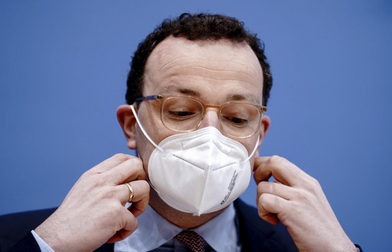 Respirátor je oddnes povinný vo všetkých interiéroch. Aké sú výnimky a môžem ho použiť opakovane?