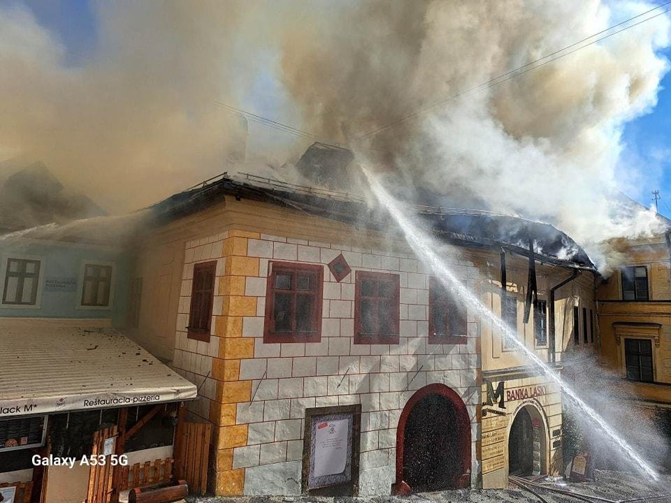 Premiér: Požiar v centre Banskej Štiavnice sa podarilo zastabilizovať