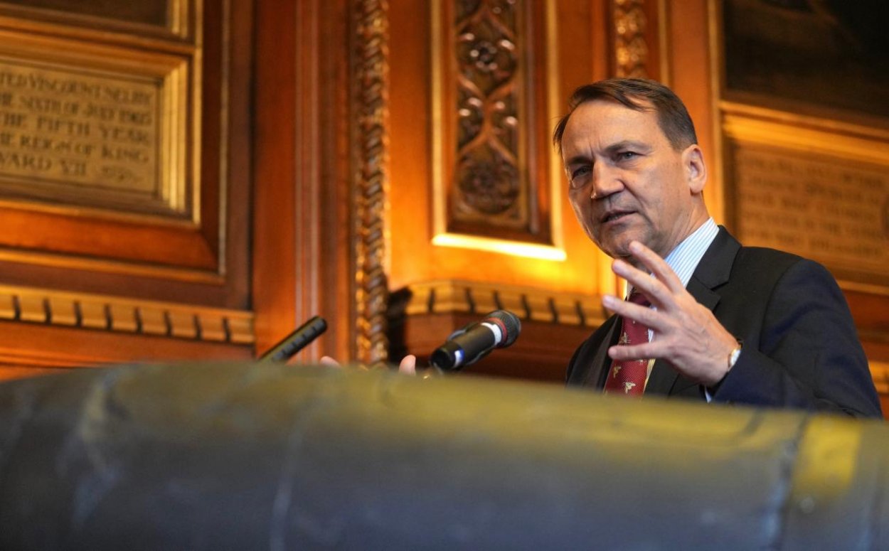 Sikorski: Útok na železnicu v Poľsku bol terorizmus, cieľom boli obete na životoch