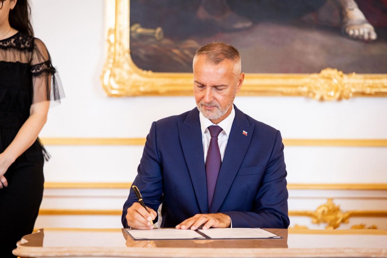 Raši: Článok 5 Severoatlantickej zmluvy nie je automatickým príkazom na vojnu