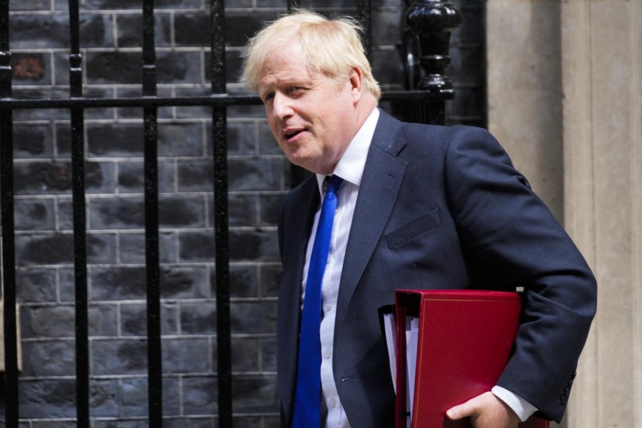 Boris Johnson odstúpil z funkcie premiéra