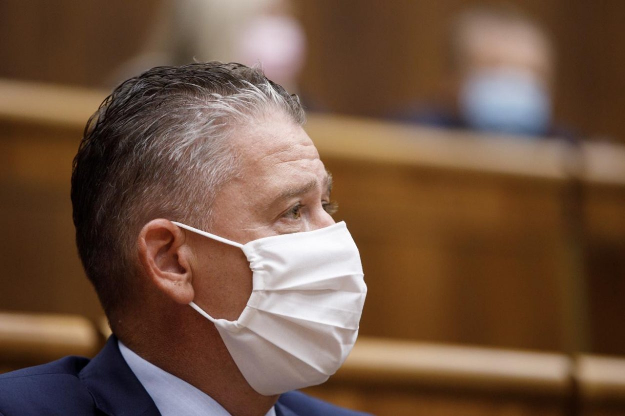 Poslanci odvolávanie Mikulca presunuli na utorok, neboli uznášaniaschopní