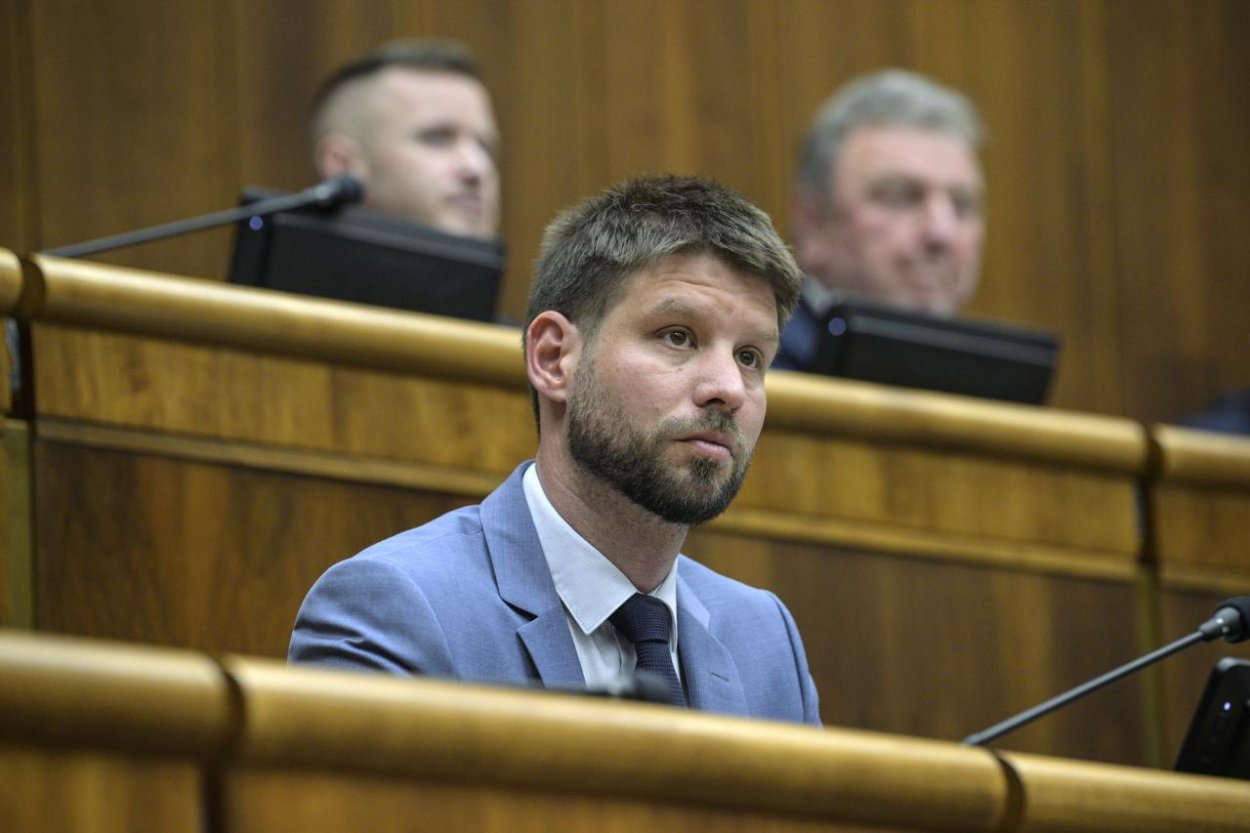 Premiér opustil Slovensko a záujmy občanov, vyhlásil Šimečka