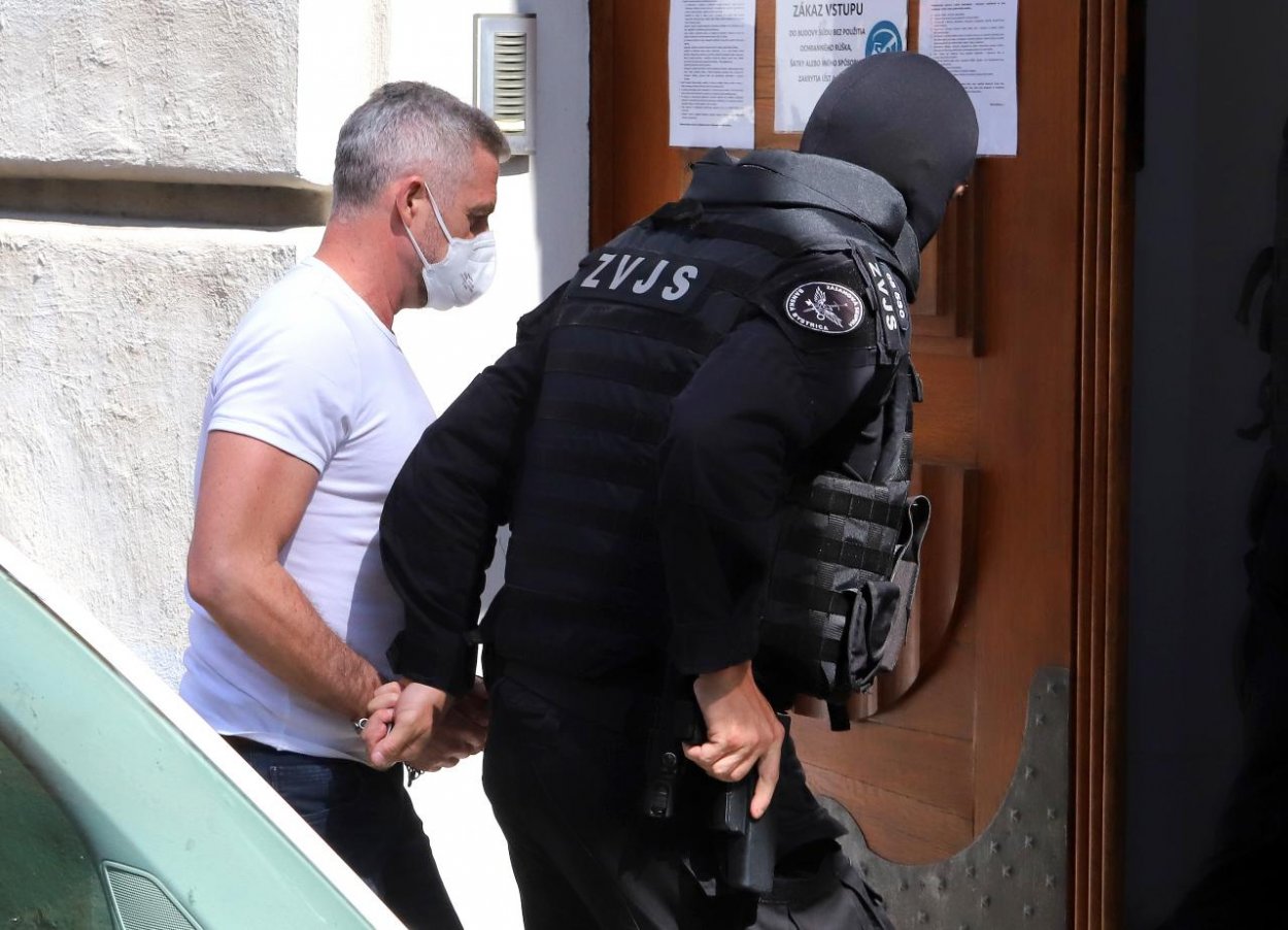 Bývalý šéf polície Tibor Gašpar ostáva vo väzbe