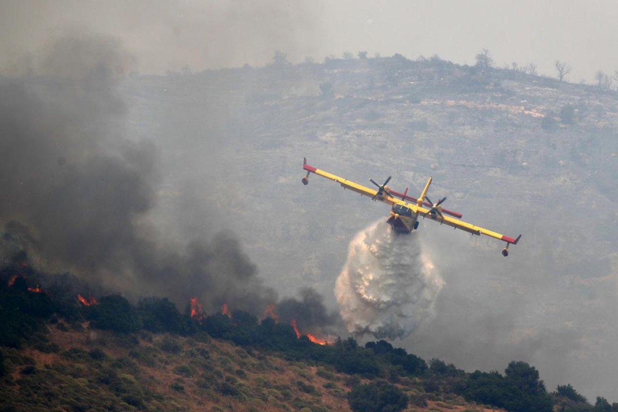 Stovky hasičov likvidujú požiare na ostrove Euboia v Grécku
