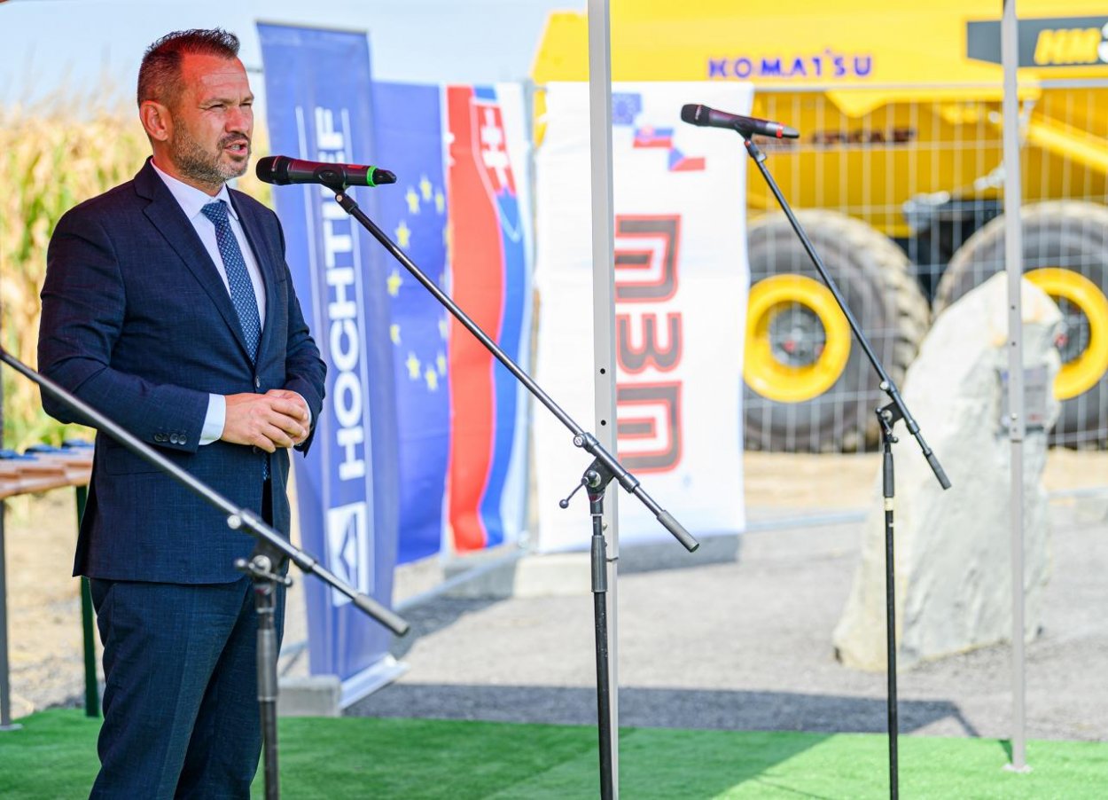 SaS: Nitriansky župan Becík si financuje predvolebnú kampaň z verejných peňazí